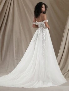 Romantic Sweetheart Sleeveless Wedding Dress With Floral Applique Details, Extremely Long