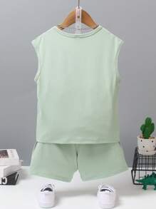 SHEIN Conjunto de chaleco deportivo sin mangas y pantalones cortos con cuello redondo y lindo estampado para niños en verano
