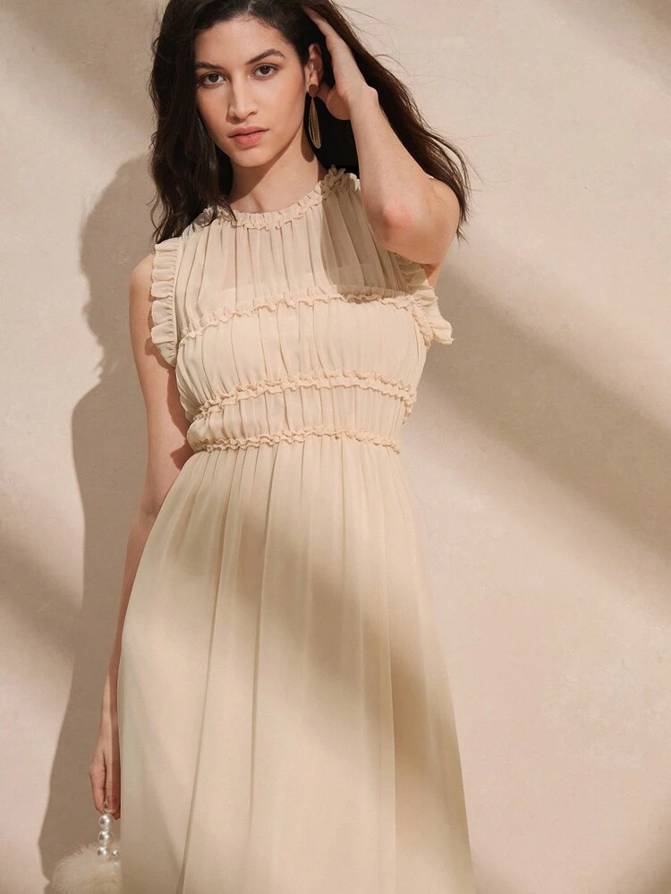 Vestido de mujer con hombreras descubiertas y detalles de malla