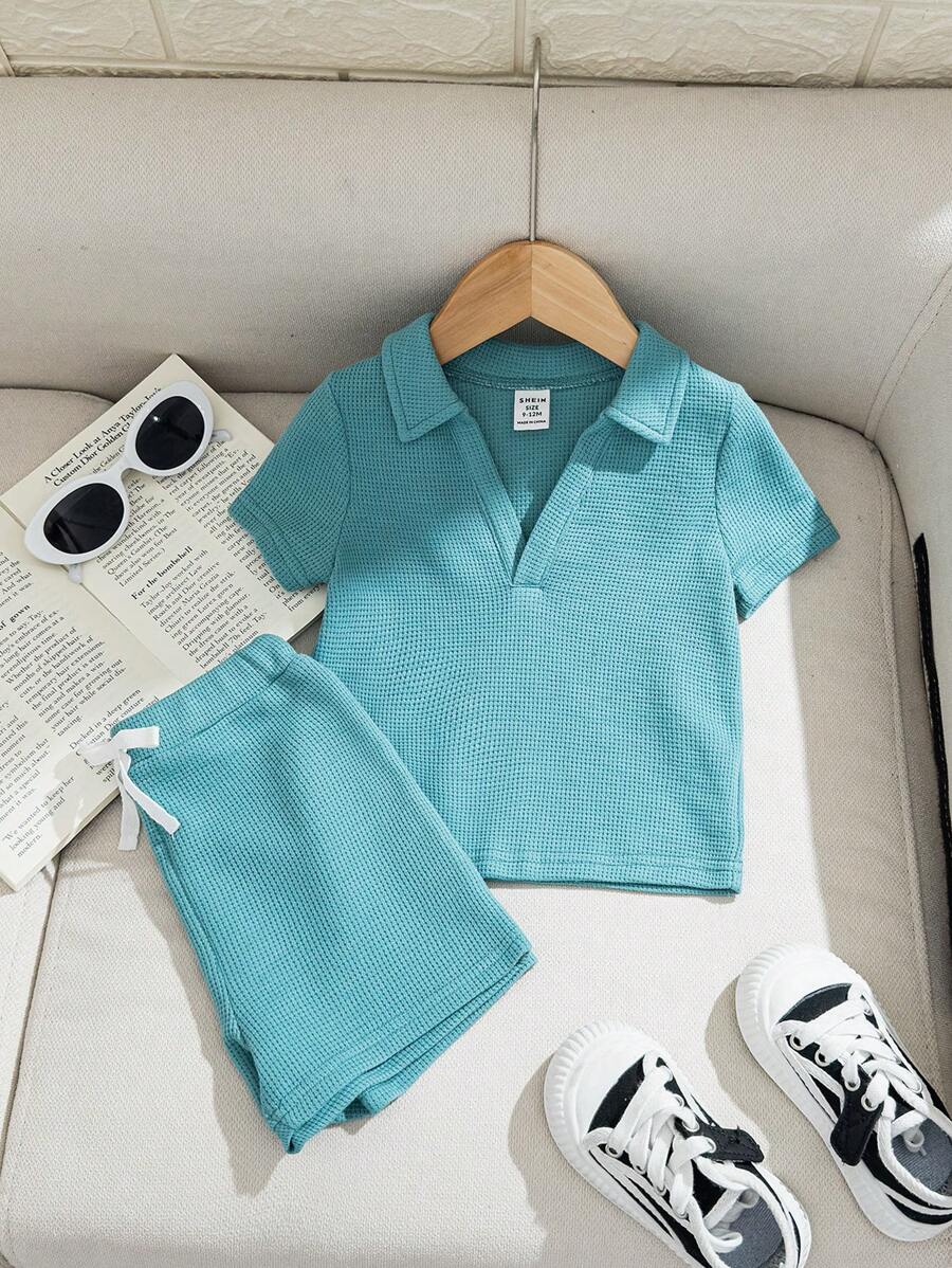 SHEIN Áo thun polo cổ chữ V ngắn tay dệt kim đơn giản cho bé trai và bộ quần đùi màu trơn - màu xanh lá - Xem 1