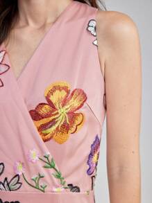 MOTF PREMIUM VESTIDO DE MALLA FLORAL CON BORDADO Y CUELLO DE CRUCE EN FORMA DE SIRENA