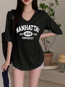 DAZY Women's Summer Letter Printed V-Neck Short Sleeve Casual T-Shirt With Flower Detail Jersey Oversized T-Shirt