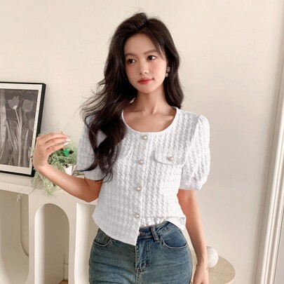 텍스처 소재와 라운드 네크라인의 여성용 크롭 소매 셔츠, 여름용