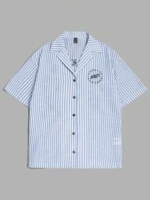 SHEIN EZwear Mujeres Camisa estilo novio con cuello hawaiano a rayas blancas y azules con letra gótica