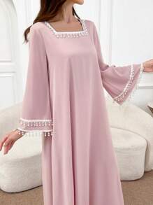Al Najma Elegantes Damenkeid im arabischen Stil mit bescheidenem Schnitt, dekoriert mit Kunstperle am quadratischen Kragen und langen weiten Ärmeln - Pink - Übersicht 6