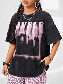 SHEIN EZwear Camiseta de mujer de ajuste holgado con impresión de celebridad del rock desteñida - Gris - Ver 3