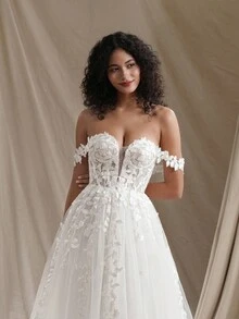 Romantic Sweetheart Sleeveless Wedding Dress With Floral Applique Details, Extremely Long