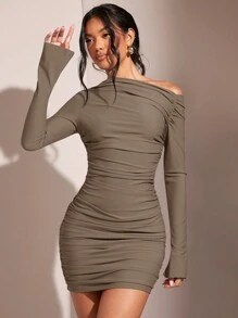 SHEIN x Carly Lawrence SHEIN BAE 女士露肩緊身迷你裙，具有褶皺細節設計