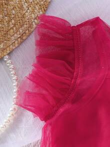 Conjunto de 3 piezas de verano para bebé niña con camiseta con cuello redondo, escote halter y falda con insertos de malla, todo de unicolor - Rosa Fucsia - Ver 5