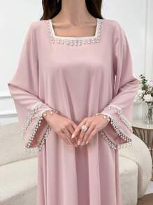 Al Najma Elegantes Damenkeid im arabischen Stil mit bescheidenem Schnitt, dekoriert mit Kunstperle am quadratischen Kragen und langen weiten Ärmeln - Pink - Übersicht 4