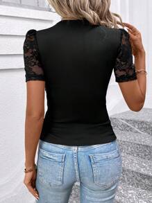 SHEIN Clasi Camiseta feminina preta elegante com decote em V, renda em patchwork 'patchwork' nas mangas curtas e modelagem justa - Preto - Visão 2