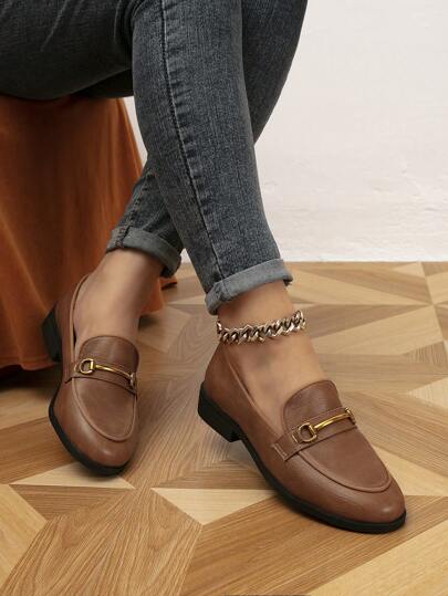 女式舒適圓頭金屬扣平底便鞋，適用於春秋季節