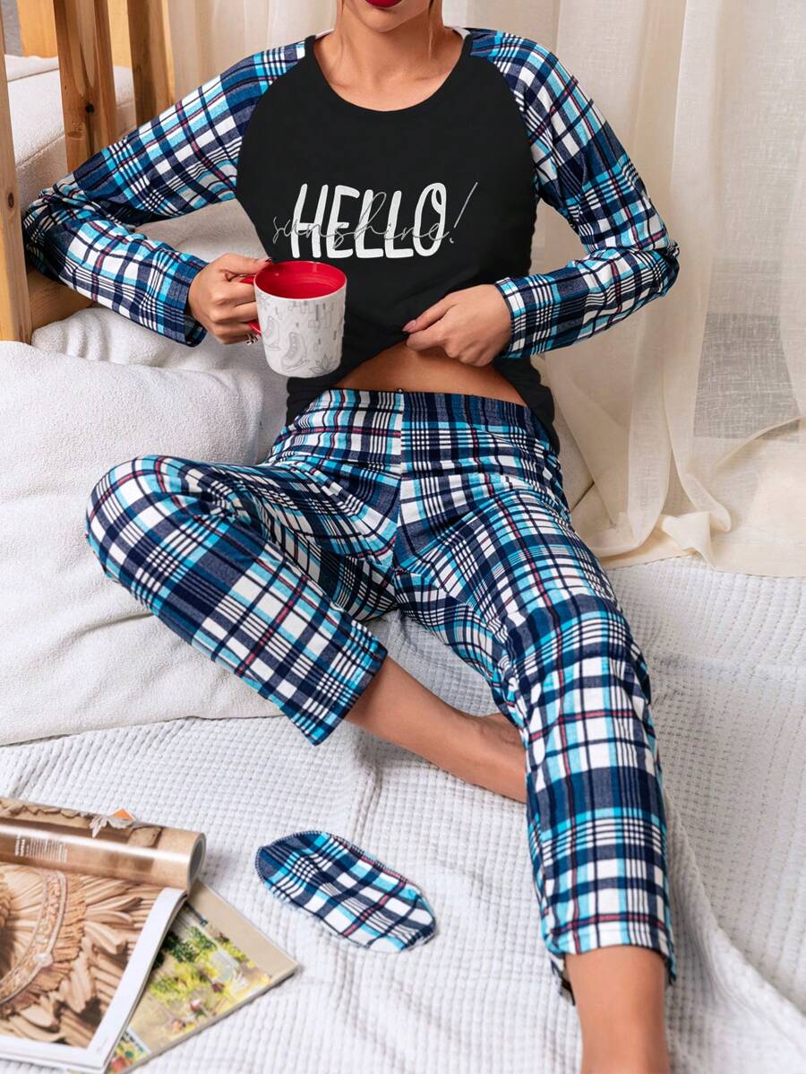 RueChic Set PJ cu imprimeu în carouri și litere