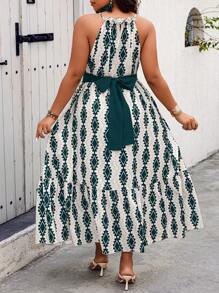 Breezaya 大尺碼系帶無袖假日連衣裙，隨機圖案印花設計