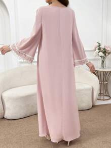 Al Najma Elegantes Damenkeid im arabischen Stil mit bescheidenem Schnitt, dekoriert mit Kunstperle am quadratischen Kragen und langen weiten Ärmeln - Pink - Übersicht 3