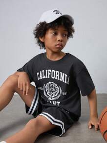 SHEIN Tween Boy Knitted Solid Color Letter Print Drop Shoulder T-Shirt With Patchwork Contrast Belt Shorts, Casual 2pcs/Set - Black - View 3