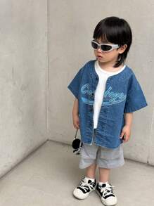 SHEIN 3 Stücke modisches Hip-Hop Street-Style Kleinkind Denim Jacke Set mit Basic T-Shirt und Shorts in Arbeitskleidung von Tcetoctre