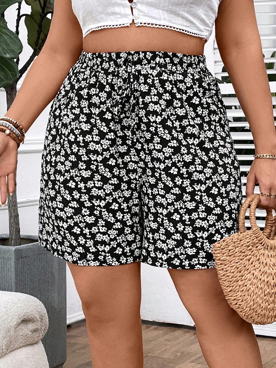 SHEIN VCAY Quần short màu đen thông thường dành cho kỳ nghỉ có kích thước lớn với hoa nhỏ Ditsy - Đen và trắng - Xem 1