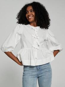 女款白色泡泡袖蝴蝶結扣式襯衫