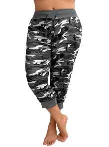 Spodnie Capri Jogger z nadrukiem w kamuflażu w dużych rozmiarach i elastyczną talią na lato - Wielokolorowe - Zobacz 1