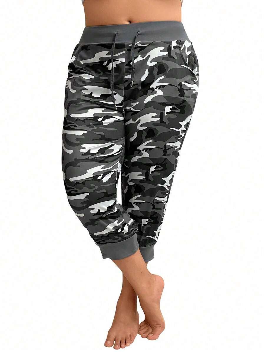 Spodnie Capri Jogger z nadrukiem w kamuflażu w dużych rozmiarach i elastyczną talią na lato - Wielokolorowe - Zobacz 1