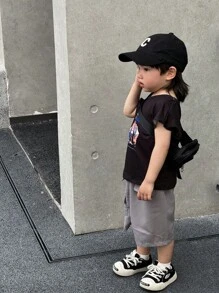 SHEIN 寶寶男孩夏季時尚針織無袖上衣和編織多口袋短褲套裝，帶有酷炫的復古圖案 - 黑色 - 查看 4