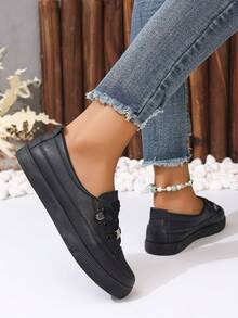 Zapatos deportivos planos negros redondos de moda y cómodos para mujeres llegados recientemente, con hebilla de diamantes de imitación dorados y diseño de cordones - Negro - Ver 6