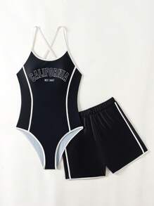 Traje de baño de una pieza para adolescentes con estampado en blanco y negro de letras Galifornia West Coast, estilo deportivo casual, suelto, adecuado para la playa de verano, surf y actividades al aire libre en el agua, con pantalones cortos y tirantes