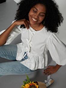 女款白色泡泡袖蝴蝶結扣式襯衫