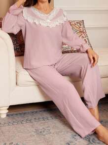 Ensemble de pyjama rose pour femmes en dentelle à encolure en V et manches longues avec pantalon de taille standard - Rose bonbon - Voir 4