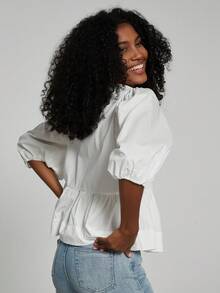 女款白色泡泡袖蝴蝶結扣式襯衫