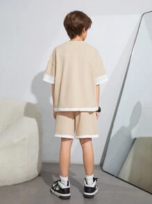 SHEIN 韓國風格拼布短袖上衣，適合青少年男孩，附標籤縫製設計，搭配短褲2入組針織套裝 - 卡其色 - 查看 2
