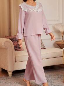Ensemble de pyjama rose pour femmes en dentelle à encolure en V et manches longues avec pantalon de taille standard - Rose bonbon - Voir 1