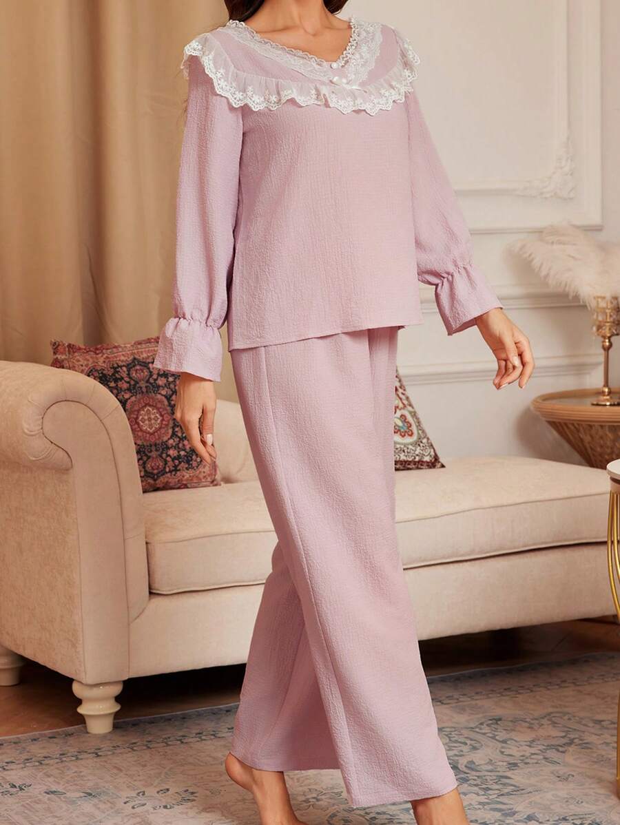 Ensemble de pyjama rose pour femmes en dentelle à encolure en V et manches longues avec pantalon de taille standard - Rose bonbon - Voir 1