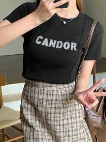 DAZY 女士夏季短袖針織上衣，帶字母拼布，休閒款式