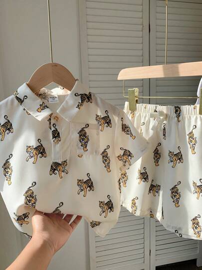 SHEIN 2入組男孩休閒、舒適、時尚、簡約實用的Polo衫和短褲套裝，特點是可愛、柔軟和透氣的卡通動物印花老虎圖案，適用於日常生活、學校、旅行、運動和春夏季