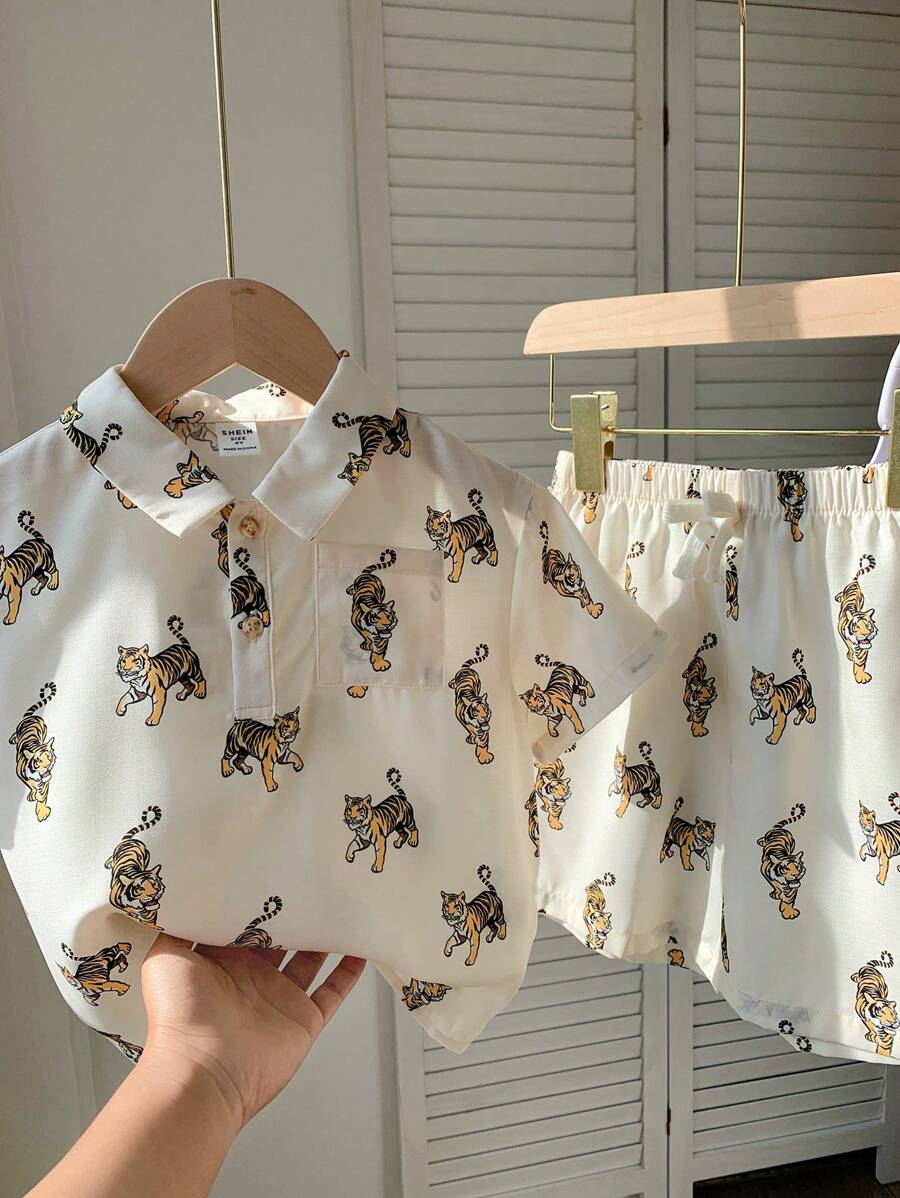 SHEIN 2入組男孩休閒、舒適、時尚、簡約實用的Polo衫和短褲套裝，特點是可愛、柔軟和透氣的卡通動物印花老虎圖案，適用於日常生活、學校、旅行、運動和春夏季