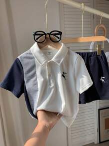 SHEIN 2入組男童鬆身休閒風針織polo衫和彈性腰帶短褲套裝，卡通動物印花 - 寶藍色 - 查看 1