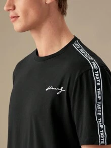 Manfinity RebelGame Atasan Pria Tape Huruf Preppy - Hitam - View 2