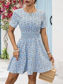 SHEIN VCAY Robe d'été à manches courtes tissée à fleurs bleues pour femmes avec col rond et taille cintrée, parfaite pour robes d'été décontractées de vacances - Bleu azur - Voir 2