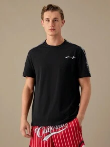 Manfinity RebelGame Atasan Pria Tape Huruf Preppy - Hitam - View 6