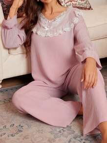 Ensemble de pyjama rose pour femmes en dentelle à encolure en V et manches longues avec pantalon de taille standard - Rose bonbon - Voir 2