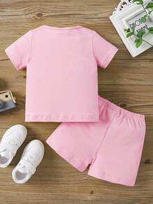 Conjunto de verano para niñas pequeñas con estampado de niña pequeña linda y dibujos animados en la parte superior de manga corta y shorts - Rosa - Ver 2