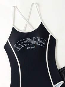 Traje de baño de una pieza para adolescentes con estampado en blanco y negro de letras Galifornia West Coast, estilo deportivo casual, suelto, adecuado para la playa de verano, surf y actividades al aire libre en el agua, con pantalones cortos y tirantes