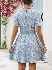 SHEIN VCAY Robe d'été à manches courtes tissée à fleurs bleues pour femmes avec col rond et taille cintrée, parfaite pour robes d'été décontractées de vacances - Bleu azur - Voir 5