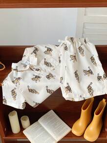 SHEIN 2入組男孩休閒、舒適、時尚、簡約實用的Polo衫和短褲套裝，特點是可愛、柔軟和透氣的卡通動物印花老虎圖案，適用於日常生活、學校、旅行、運動和春夏季 - 卡其色 - 查看 4