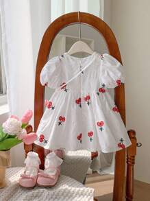 SHEIN LMoss Kids LMoss女婴可爱宝宝女孩卡通刺绣泡泡袖短袖宽松连衣裙配斜挎包套装夏季 - 白色 - 查看 2