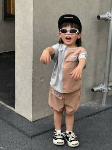 SHEIN Conjunto de camisa de manga corta y pantalón corto para niño pequeño con estilo callejero de verano, moda casual, estilo universitario, bloque de colores, cómodo - Multicolor - Ver 1