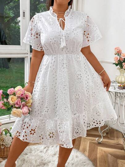 Sunnyshic Vestido de verano de manga corta con cuello de lazo para talla grande, sencillo vestido de playa con bordado de ojal y volantes en el bajo para vacaciones