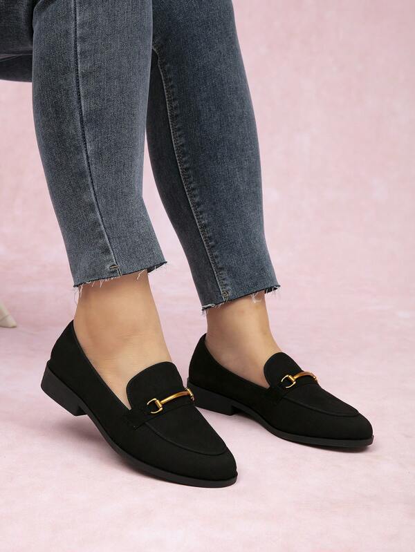 حذاء نسائي مسطح بمقدمة مستديرة وكعب سميك وإبزيم معدني، اللون أسود، مقاس كبير، مناسب للربيع والخريف